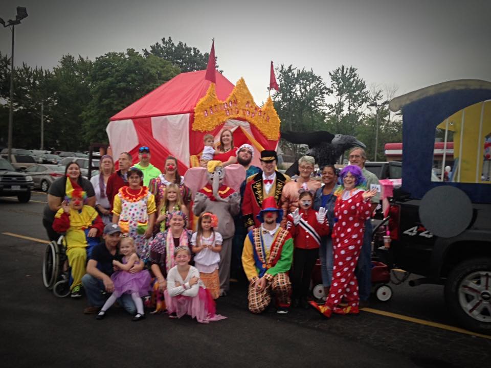 Picture of 2016 Independence staff and individuals participating in the parade.